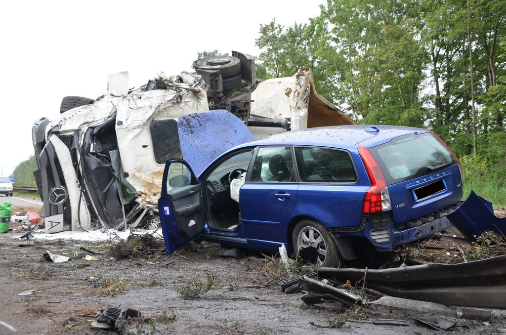 LKW umgestuerzt A 1 Rich Saarbruecken P073.JPG